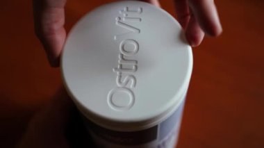 Kyiv, Ukrayna - 25 Eylül 2024: OstroVit şirketinden monohidrat testi. Bir kepçe beyaz kreatin tozu yakın plan. Yüksek kalite 4k görüntü