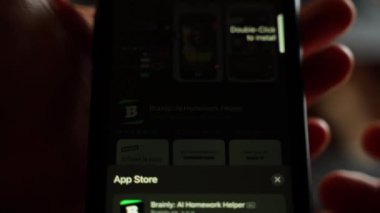 Kyiv, Ukrayna - 25 Eylül 2024: Beyni İndirme: Ai Homework Helper programı Appstore 'dan bir telefona ve uygulamanın ilk başlatılışı, yakın plan. Yüksek kalite 4k görüntü