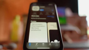 Kyiv, Ukrayna - 25 Eylül 2024: AppStore 'dan ChatGPT mobil uygulamasını açmak. Yüksek kalite 4k görüntü