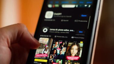 Kyiv, Ukrayna - 25 Eylül 2024: Elle kaydırma AppStore ve Lensa AI Fotoğraf Editörü indirmek için tıklama Yüksek kalite 4k görüntü