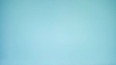 Kyiv, Ukrayna - 4 Ocak 2025: Beden Eğitimi şirketinden B vitamini içeren plastik kavanoz. Haplar avuç içine dökülüyor. Yüksek kalite 4k görüntü