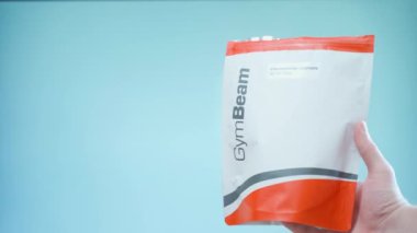 Kyiv, Ukrayna - 4 Ocak 2025: GymBeam 'den Glucosamine Sulphate, mavi arka planda yakın plan. Yüksek kalite 4k görüntü