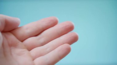 Kyiv, Ukrayna - 4 Ocak 2025: GymBeam 'den D3 vitamini içeren plastik kavanoz yakın plan bulanık mavi arka plan. Yüksek kalite 4k görüntü