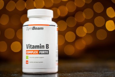 Kyiv, Ukrayna - 8 Ocak 2025: GymBeam şirketinden B vitamini kapsüllü plastik kavanoz.