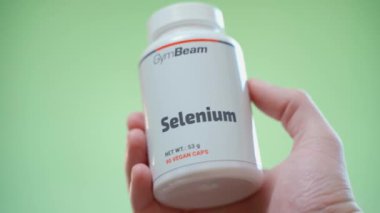 Kyiv, Ukrayna - 4 Ocak 2025: Hand GymBeam 'den bir kavanoz selenyum şelat gösteriyor, yakın plan. Yüksek kalite 4k görüntü