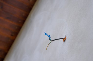 Evin duvarından sarkan kablolar, aşağıdan görünen..