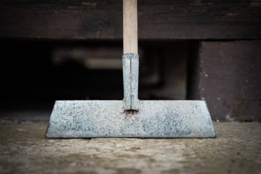 Yollardaki buzları kırmak için buz kıracağı, yakın plan. Yoldaki buzları temizlemek için araç.