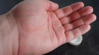 Kyiv, Ukrayna - 4 Ocak 2025: GymBeam 'den elinize çinko tabletlerin dökülmesi. Yüksek kalite 4k görüntü