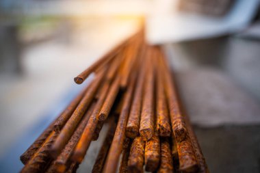 Paslı inşaat inşaat demiri yakın plan. Aşınma açık havada metali etkiler..