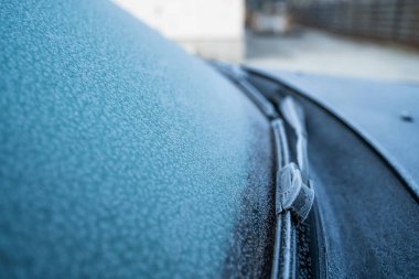 Arabanın ön camı ve silecekleri buzla kaplı.