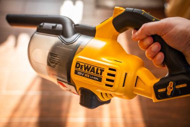 Kyiv, Ukrayna - 25 Şubat 2025: DEWALT DCV501HB hafif kablosuz elektrik süpürgesi yakın plan.