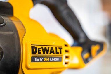Kyiv, Ukrayna - 25 Şubat 2025: DEWALT DCV501HB hafif kablosuz elektrik süpürgesi yakın plan.