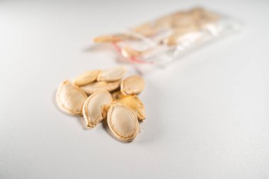 Kabak tohumları beyaz arkaplanda yakın plan.