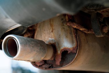 Şiddetli korozyon altında araba susturucusu..