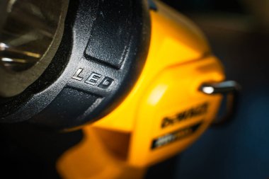 Kyiv, Ukrayna - 19 Şubat 2025: DeWalt 20 'den LED fener