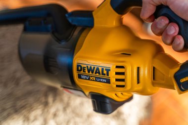Kyiv, Ukrayna - 25 Şubat 2025: DEWALT DCV501HB hafif kablosuz elektrik süpürgesi yakın plan.