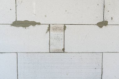 Beyaz havalandırmalı betondan yapılmış bir duvarın arka planı..