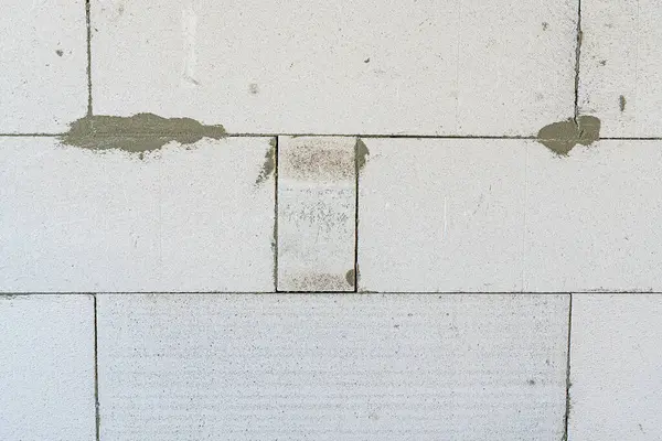 Beyaz havalandırmalı betondan yapılmış bir duvarın arka planı..