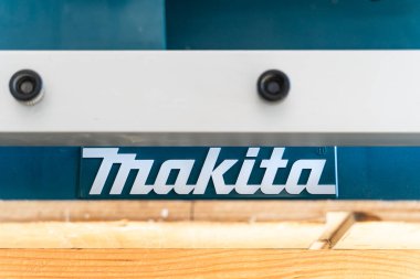 Kyiv, Ukrayna - 25 Şubat 2025: Makita logosu endüstriyel bir aracın yüzeyi üzerine yakın plan.