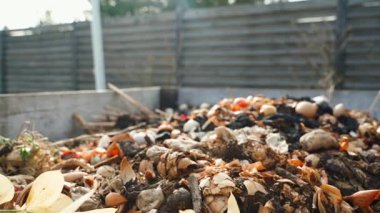 Güneşli bir bahar günü, organik organiklerle dolu gübre yığını, pürüzsüz kamera paraşütü. Yiyecek ve organik atık gübreleme. Yüksek kaliteli FullHD görüntüler