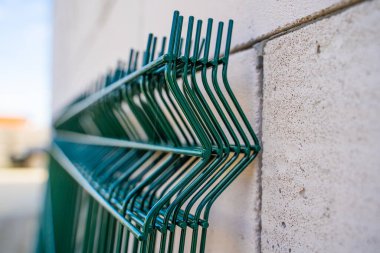 Yeşil renkli çitler için kaynaklanmış ağ, saydam çitlerin çeşitli bölümleri.