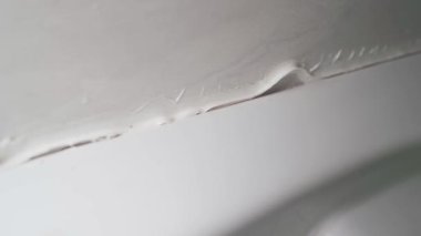 Zayıf kalitede beyaz dolgu maddesiyle düzgün bir kamera hareketi. Nem girişi için eklemler mühürleniyor. Yüksek kaliteli FullHD görüntüler