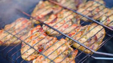 Tavuk omzu pişirmek ve ızgarada ızgara yapmak. Yüksek kalite 4k görüntü