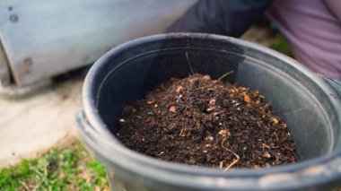 Gübreli siyah plastik bir kova. Yüksek kaliteli FullHD görüntüler