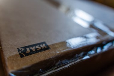 Kyiv, Ukrayna - 19 Nisan 2025: JYSK logosu olan karton kutu, yakın plan. Mobilya teslimi.