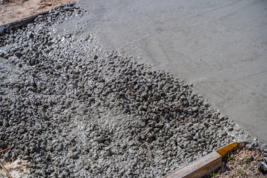 Güneşli bir günde yola beton dökme süreci, yakın plan..