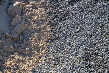 Güneşli bir günde inşaat moloz ve kum.