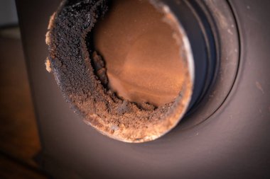 Ocağın arkasındaki dumanın çıkış borusunu kapat. İlkbaharda bacayı is ve bakımdan temizliyorum..