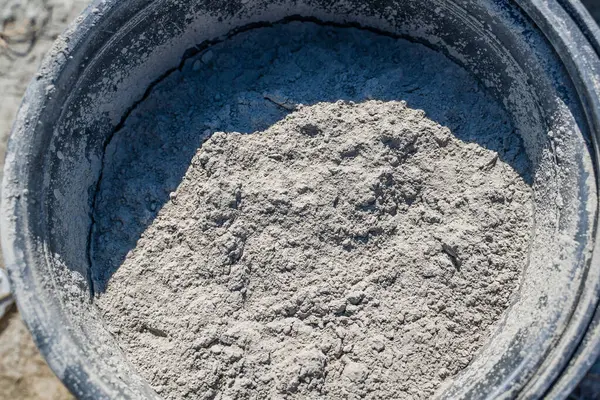 Güneşli bir günde kovanın içinde kuru çimento..
