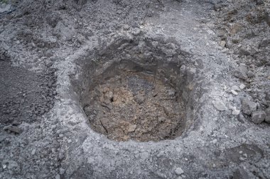 Ağaç fidanları için hazırlanmış bir çukur..