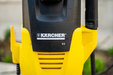 Kyiv, Ukrayna - 14 Nisan 2025: Karcher k3 yüksek basınçlı yıkayıcı bulanık arka planda yakın plan.