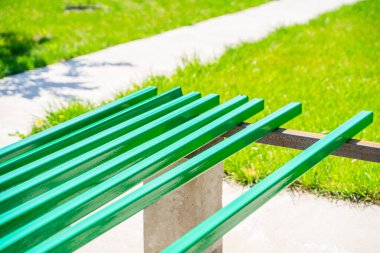 Kare demir borular, güneşli bir günde yeşil boyayla boyanmış..