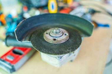 Metal tekerlek yakın çekimli açılı öğütücü.