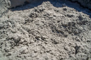 Güneşli bir günde kovanın içinde kuru çimento..