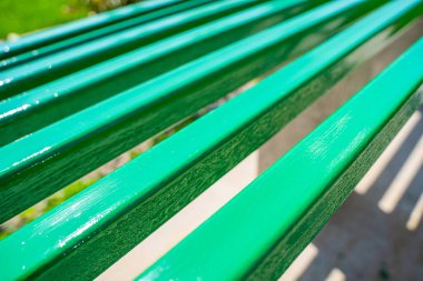 Kare demir borular, güneşli bir günde yeşil boyayla boyanmış..