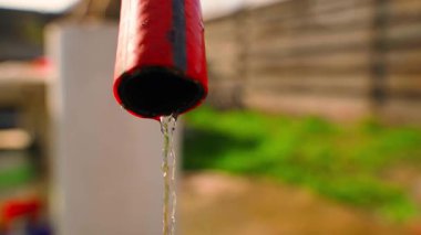Su hortumdan yavaş çekimde akmayı durdurur. Hortumdan damlıyor. Yüksek kaliteli FullHD görüntüler
