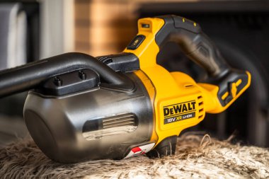 Kyiv, Ukrayna - 25 Şubat 2025: DEWALT DCV501HB hafif kablosuz elektrik süpürgesi yakın plan.