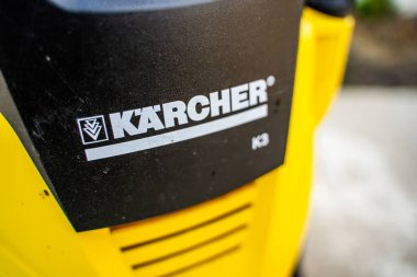 Kyiv, Ukrayna - 14 Nisan 2025: Karcher k3 yüksek basınçlı yıkayıcı bulanık arka planda yakın plan.