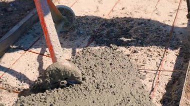 Beton karıştırıcı tekerleği taze betonun üzerinde hareket eder. İnşaat alanında beton dökülüyor. Yüksek kaliteli FullHD görüntüler