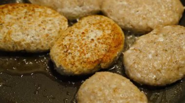 Pirzolalar tavada kızartılıyor, yakın plan. Yüksek kalite 4k görüntü