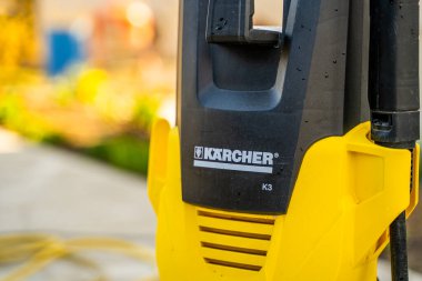 Kyiv, Ukrayna - 14 Nisan 2025: Karcher k3 yüksek basınçlı yıkayıcı bulanık arka planda yakın plan.