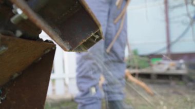 Yonga makinesinden çıkan odun parçaları yavaş çekimde yakın plan çekimde. Yüksek kaliteli FullHD görüntüler