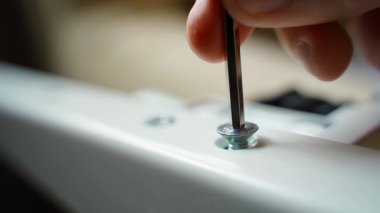 Beyaz mobilyaları yakın plan monte etmek, altıgen anahtarla vidaları sıkmak. Sürgüler için altıgen anahtar. Yüksek kalite 4k görüntü