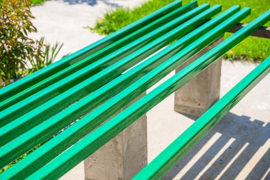 Kare demir borular, güneşli bir günde yeşil boyayla boyanmış..