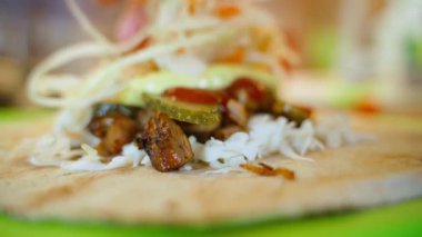 Lahana pide ekmeğine ilave edilir, yakın plan. Evde shawarma yapıyorum. Yüksek kaliteli FullHD görüntüler