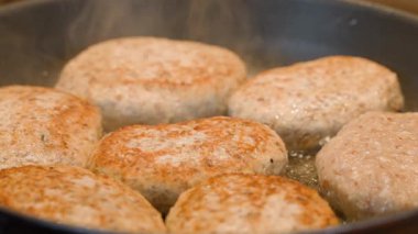 Pirzolalar yavaş çekimde tavada kızartılıyor. Yüksek kaliteli FullHD görüntüler